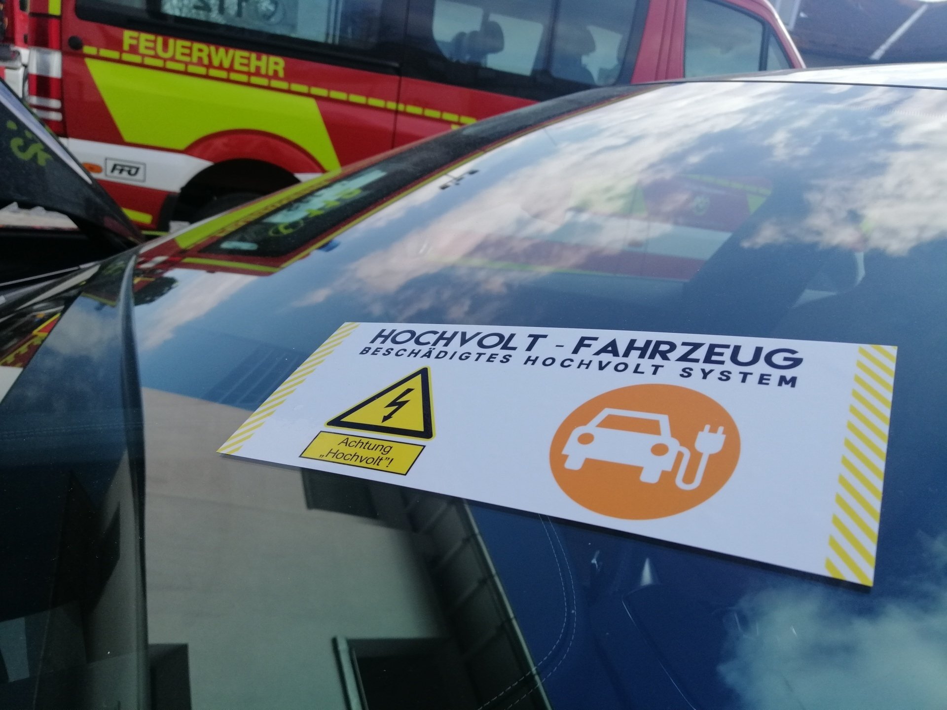 Hochvolt Kennzeichnung Einsatzstelle für Elektrofahrzeuge